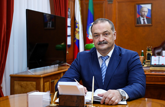 Сергей Меликов поздравил работников образования Дагестана с Днем учителя