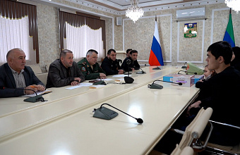 Глава Хасавюрта передал медаль Суворова семье погибшего на СВО Бекхана Юсупова