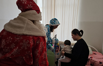 Глава Ахвахского района вручил новогодние подарки детям из центральной больницы