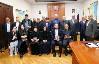 Глава Табасаранского района вручил госнаграды родным погибших участников СВО