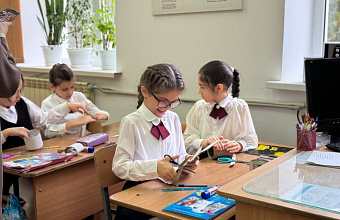 Более 50 окопных свеч изготовили ученики Кизлярской школы