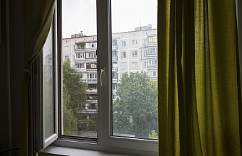 Женщина, выпавшая из окна многоэтажки в Каспийске, мыла окна