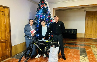 Глава Новолакского района исполнил новогодние желания двух детей из села Новолакского