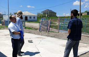 «Единая Россия» проверила благоустройство детского сада в Левашинском районе