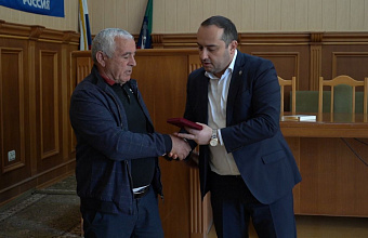 Отцу военнослужащего Шамиля Алиева передали награды сына