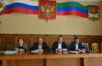 В Каякентском районе обсудили безопасность на дорогах и подготовку к отопительному сезону