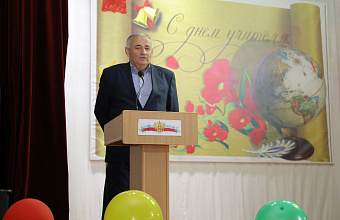 Работников сферы образования наградили в Кайтагском районе