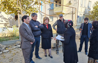 Депутаты Кировского райсобрания в Махачкале проверили ход работ по благоустройству двора по улице Мирзабекова