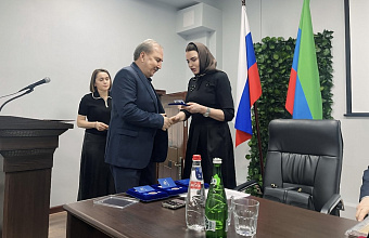 Зумруд Бучаева вручила медикам медали «За самоотверженность и профессионализм»