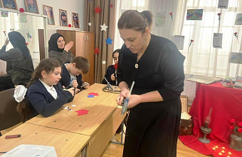 Воспитанники гунибского центра допобразования изготовили «талисманы добра» для участников СВО