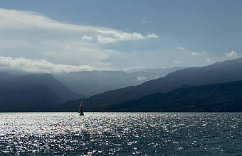 На Чиркейском водохранилище спустили первую парусную яхту