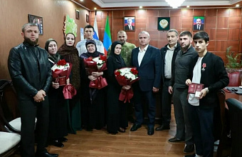 Глава Казбековского района наградил семьи погибших и действующих участников СВО