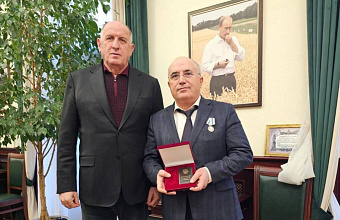 Абдулмуслим Абдулмуслимов вручил Шарипу Шарипову медаль «За доблестный труд»