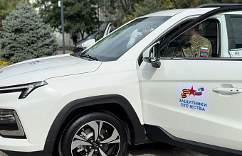 Ветерану СВО Гаджимураду Казанбиеву передали новый адаптированный автомобиль «Москвич»