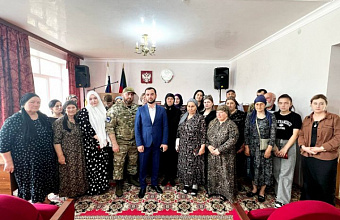 Глава Южно-Сухокумска встретился с участниками СВО и их семьями в честь Дня России