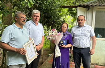 Глава Каякентского района поздравил семейную пару с Днем семьи, любви и верности