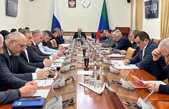 Абдулмуслим Абдулмуслимов проводит встречу с гендиректором АО «Черномортранснефть»