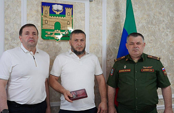 Корголи Корголиев передал орден Мужества отцу погибшего участника СВО из Хасавюрта