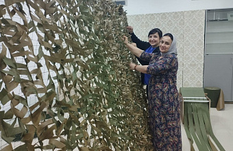 Советники директоров по воспитанию в школах Буйнакска плетут сети для бойцов СВО