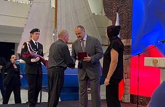 Сергей Меликов вручил госнаграды полицейским и родным погибших 23 июня