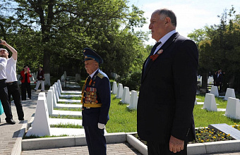 На воинском кладбище в Махачкале возложили цветы к могилам погибших военнослужащих