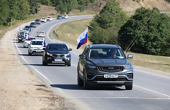 В Казбековском районе провели автопробег в честь Дня государственного флага России