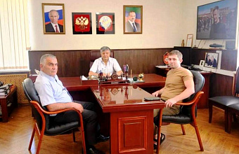 Расул Гусейнов встретился с первым медиком-хирургом из Гунибского района, отправившимся на СВО