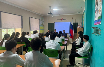 В Маджалисе школьникам рассказали о защите от терроризма и интернет-обмана