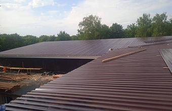 Строители из Дагестана завершили монтаж кровли на двух блоках Дома культуры в Тимошовке