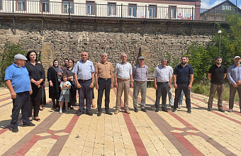 В Курахском районе торжественно подняли флаг России в День Государственного флага РФ