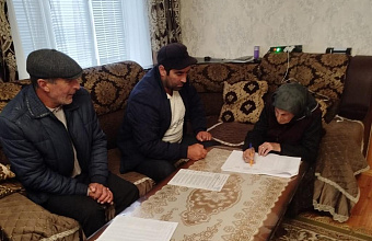 В Курахском районе на выборах проголосовала 85-летняя мать-героиня