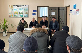 Гражданам Кизлярского района рассказали об условиях прохождения контрактной службы