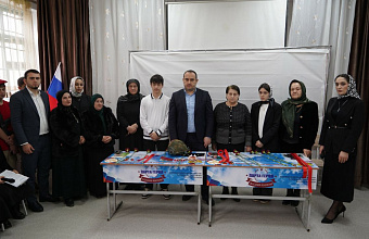 В школах Каякентского района открывают «парты героев»