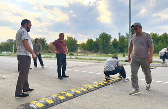 В Южно-Сухокумске укладывают искусственные неровности на улице Гаджи Махачева