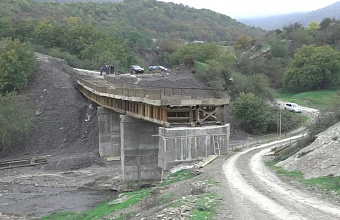 В Сулейман-Стальском районе продолжается реконструкция моста в одну из горных зон