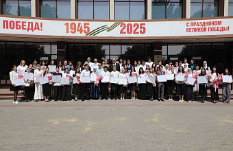 Абдулмуслим Абдулмуслимов вручил денежные сертификаты 51 школьнику с особыми образовательными результатами