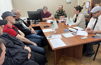 Специалисты Центра занятости Каспийска рассказали безработным о военной службе по контракту