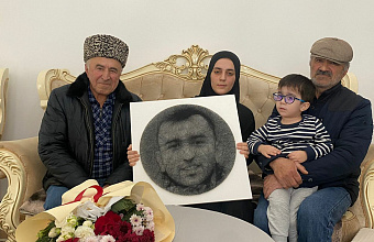 Представители сообщества «Сила матерей» навестили семью участника СВО в Казбековском районе