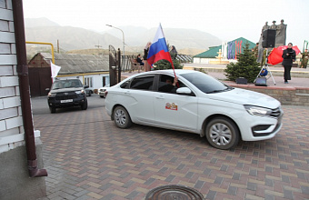 Участники автопробега «Малая Родина наших героев» возложили цветы к мемориалу Доблести в Ботлихском районе