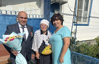 Ветеран СВО Камалудин Ибрагимов поздравил свою первую учительницу с Днем знаний