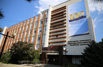 Заур Аскендеров поздравил Минэкономразвития РД со 100-летием со дня основания