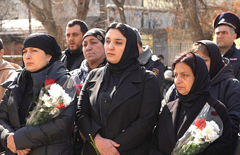 В Дербенте увековечили память военнослужащих Михаила Абраменко и Мавлудина Хидирнабиева
