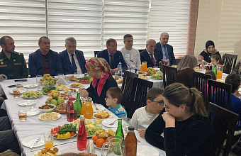 Заур Аскендеров передал участникам акции «Десант добра» сертификаты на реабилитацию в Москве