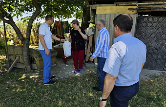 65 семей в дни Курбан-байрама поздравил глава Магарамкентского района