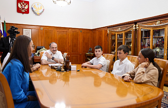 Глава Дагестана накануне Дня молодежи встретился с отличившимися дагестанскими детьми