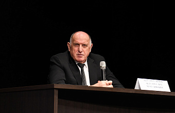 Абдулмуслим Абдулмуслимов встретился с отличившимися школьниками Дагестана в Махачкале