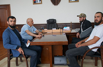 Глава Дахадаевского района встретился с участником СВО Асхабали Магомедовым