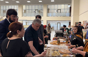 Мэр Махачкалы посетил тотальный диктант по даргинскому языку