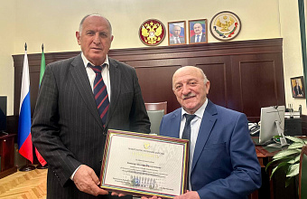 Абдулмуслим Абдулмуслимов поздравил с 75-летним юбилеем ученого-академика Абдусалама Хожокова