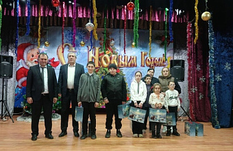 Глава Хивского района поздравил с наступающим Новым годом детей участников СВО